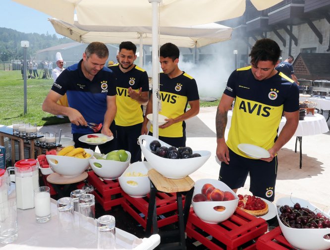 Fenerbahçeli futbolcular, mangal partisinde buluştu