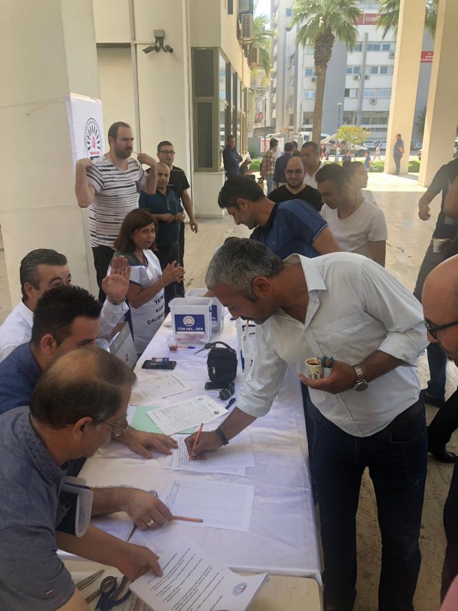 İzmir'de belediye çalışanları "TİS" için sandık başına gitti
