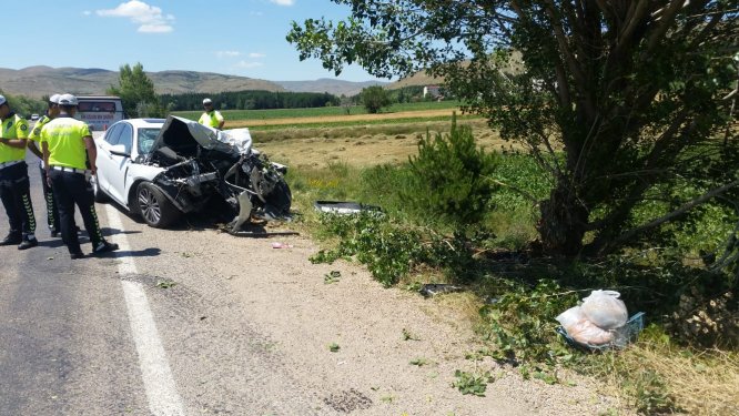 GÜNCELLEME - Otomobil ağaca çarptı: 1 ölü, 3 yaralı