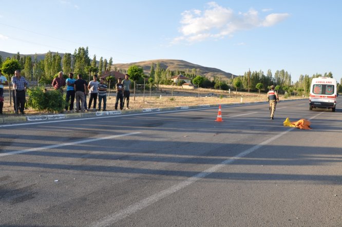 Sivas'ta otomobille motosiklet çarpıştı: 1 ölü, 4 yaralı