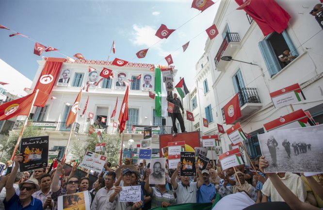 Tunus'un en büyük işçi sendikası "Yüzyılın Anlaşması"nı protesto etti
