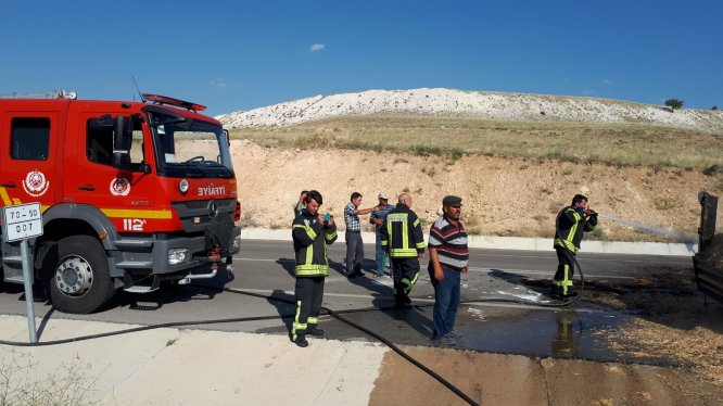 Traktörün saman yüklü römorku yandı