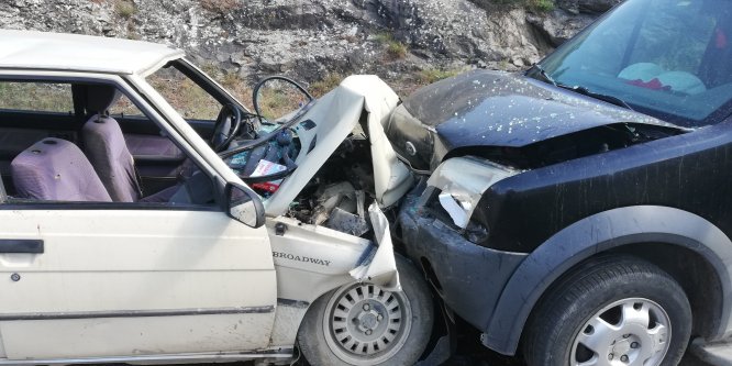 Tokat'ta hafif ticari araç ile otomobil çarpıştı: 4 yaralı