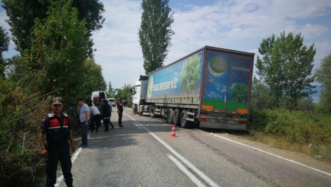 Bursa'da tır ile otomobil çarpıştı: 2 yaralı