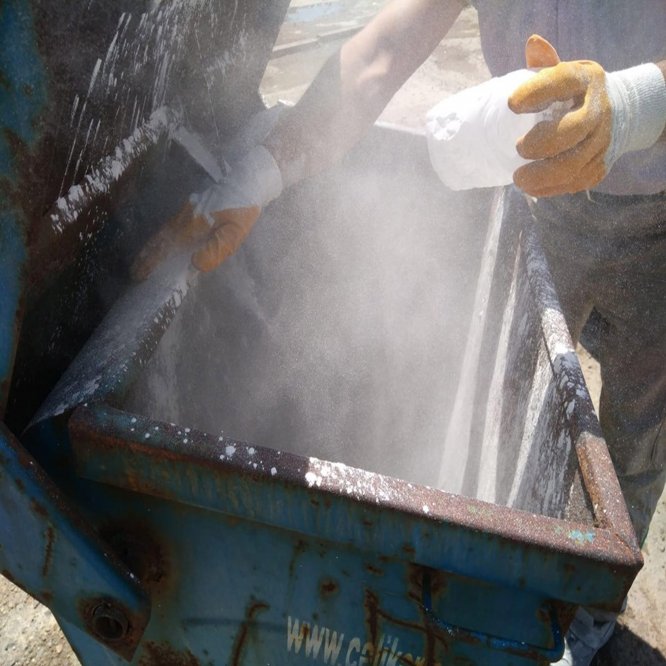 Çöp Konteynerleri kireçleniyor