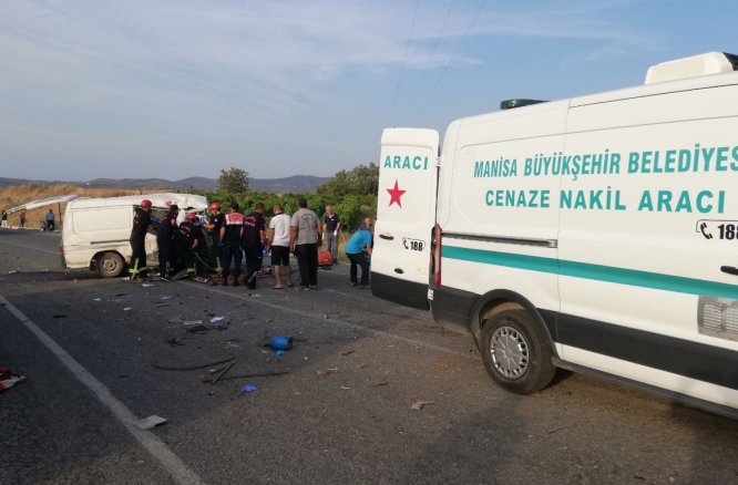 GÜNCELLEME 3 - Manisa'da 3 araç çarpıştı: 6 ölü, 20 yaralı