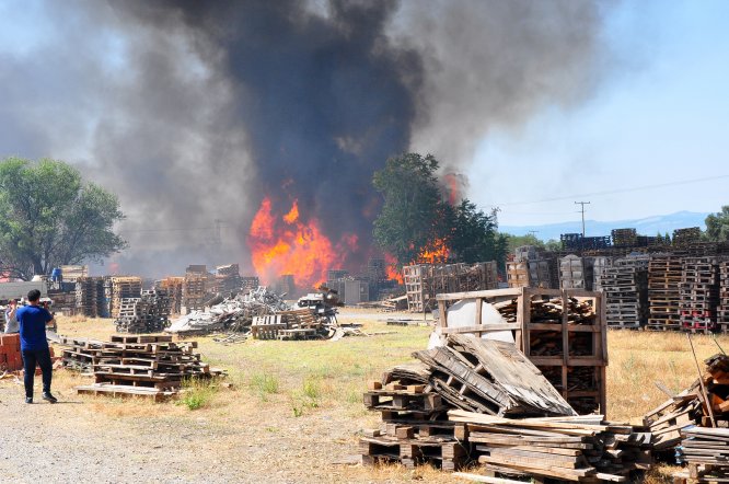 GÜNCELLEME - Manisa'da palet fabrikasında yangın