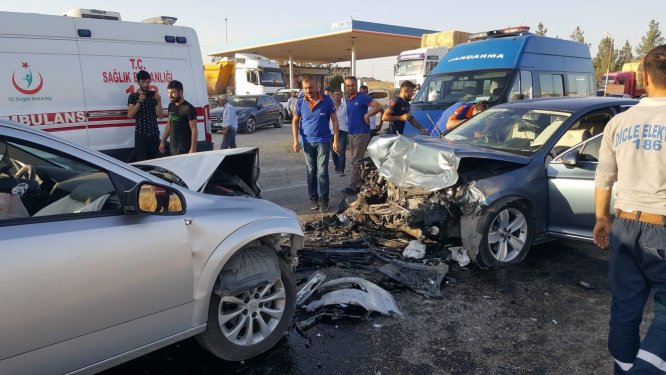 Siirt'te iki otomobil çarpıştı: 8 yaralı