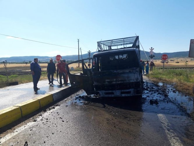 Hemzemin geçitte çalışma yapan kamyonet yandı