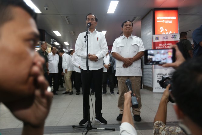 Endonezya Devlet Başkanı Widodo rakibiyle bir araya geldi