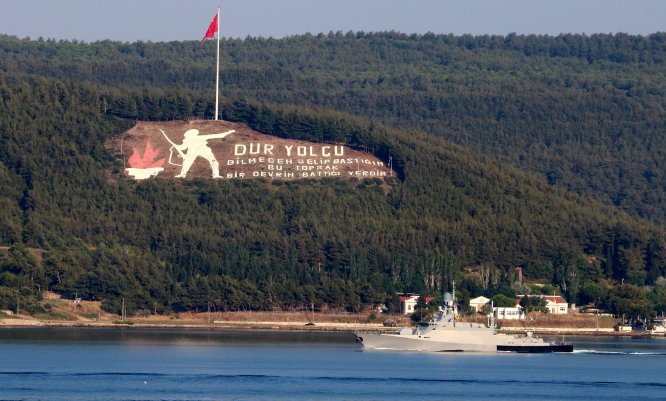 Rus askeri gemileri Çanakkale Boğazı'ndan geçti