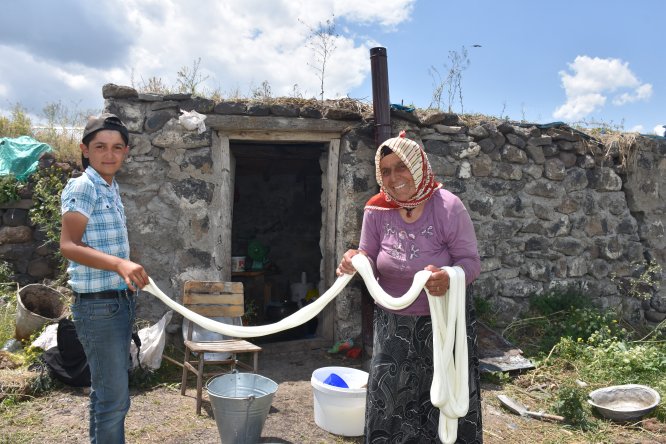 Kars yaylalarında "çeçil peyniri" hazırlığı