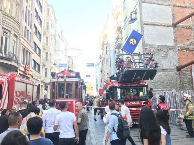 Nostaljik tramvayın enerji kablosu koptu