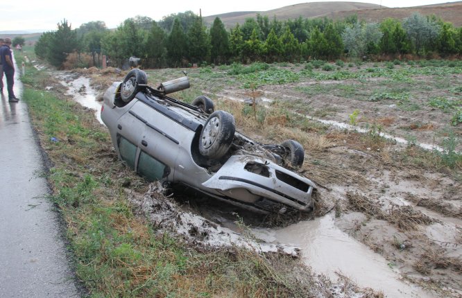 Yardım için gelen polis aracına otomobil çarptı: 2 yaralı