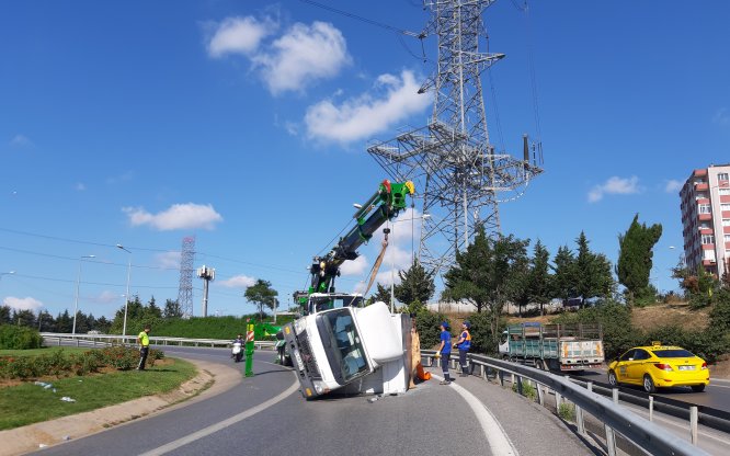 GÜNCELLEME - Ataşehir'de otoyol bağlantısında kamyon devrildi