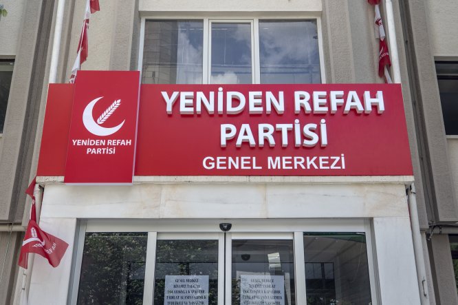 Yeniden Refah Partisi, tabelasını astı