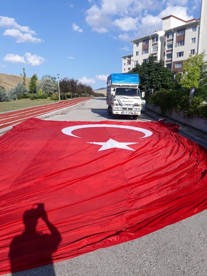 Seyyar satıcının Türk bayrağı hassasiyeti