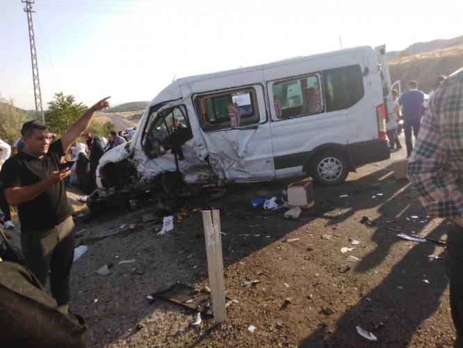 GÜNCELLEME - Bingöl’de minibüs ile otomobil çarpıştı: 1 ölü, 13 yaralı