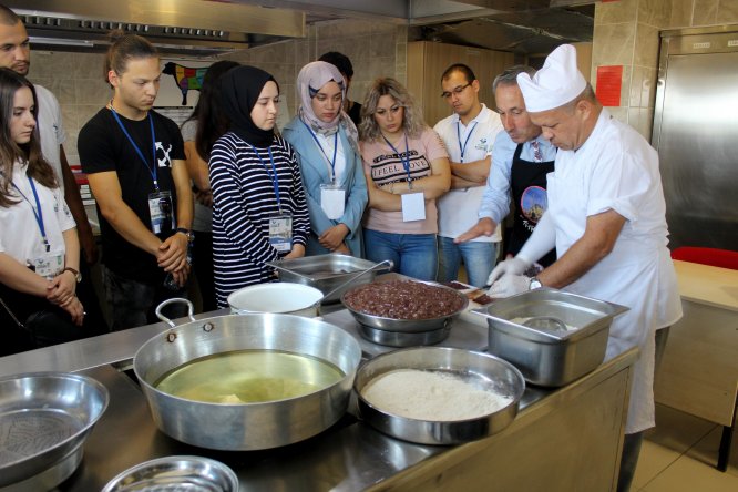 Balkan ülkelerinden gelen öğrencilere "9/8'lik tava ciğer" dersi