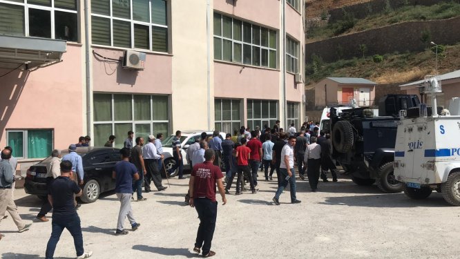 Şemdinli'de sivil aracın geçişi sırasında patlama