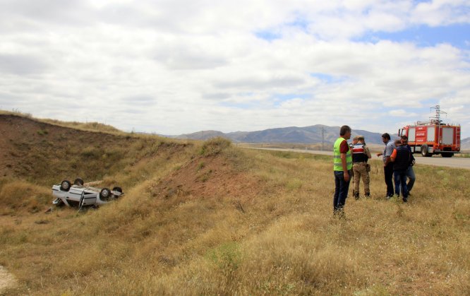 Sivas'ta otomobil şarampole devrildi: 2 yaralı