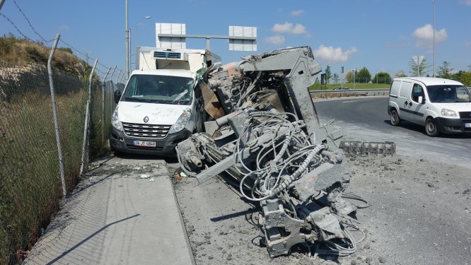 Tır kasasındaki vinç, kamyonetin üzerine devrildi