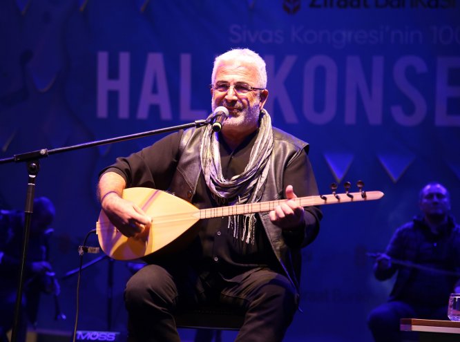 Sanatçı Esat Kabaklı Sivaslılarla buluştu