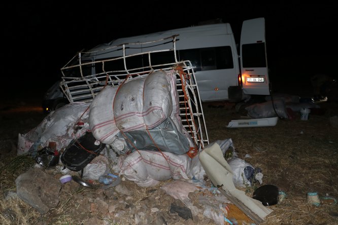 GÜNCELLEME - İşçileri taşıyan minibüs devrildi: 21 yaralı