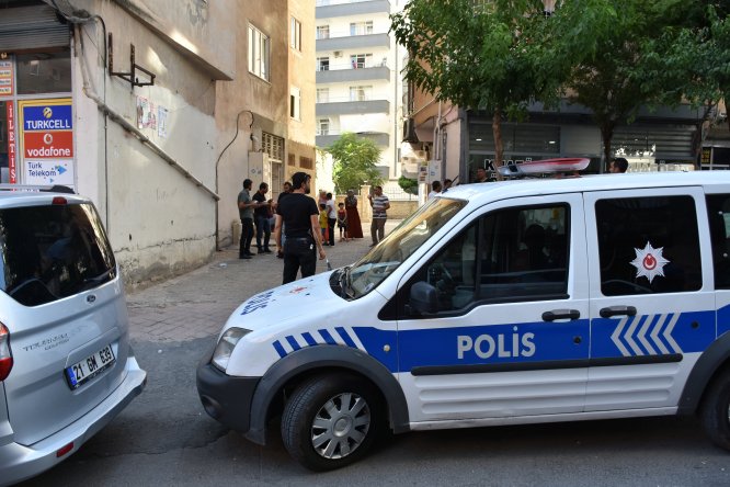Diyarbakır'da boğazından kesici aletle yaralanan çocuk öldü