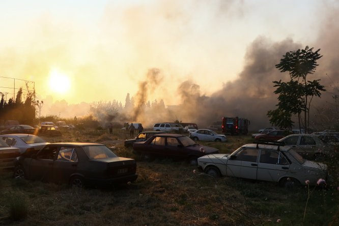 İzmir'de yediemin otoparkında çıkan yangın söndürüldü
