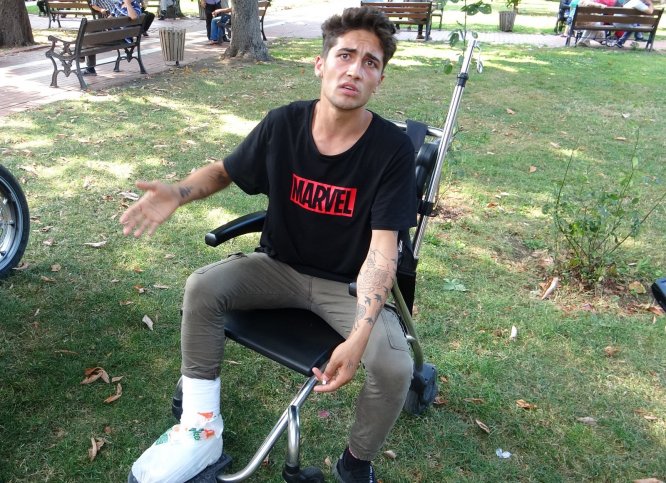 Tekerlekli sandalyeli kişinin bıçaklı saldırısına uğradı