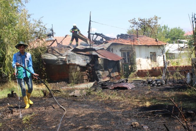 Erzincan'da kuru otları yakmaya çalışan ailenin evi alev aldı