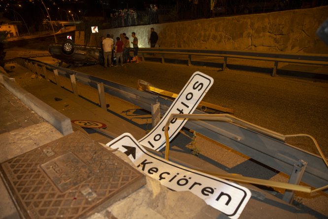 Gurbetçi ailenin otomobili bariyerlere çarparak devrildi: 2 yaralı