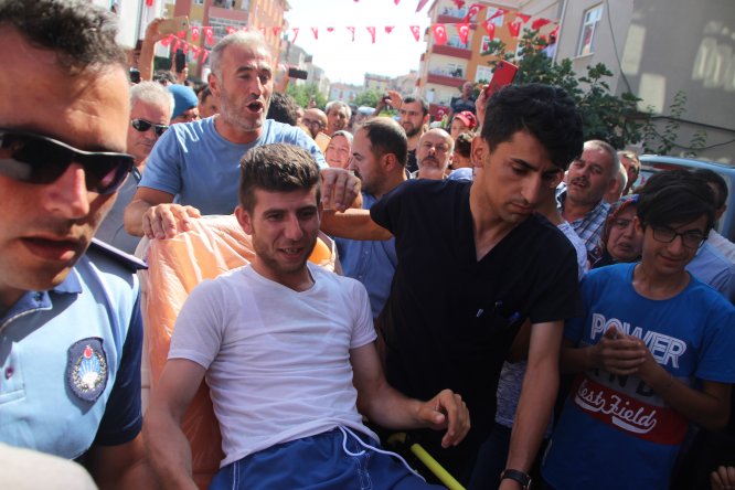 İki bacağını kaybeden gazi, baba ocağına geldi