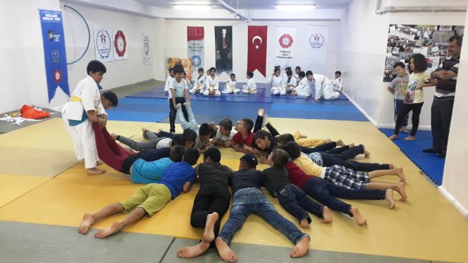 Kur'an kursu öğrencilerine judo sporu tanıtılıyor
