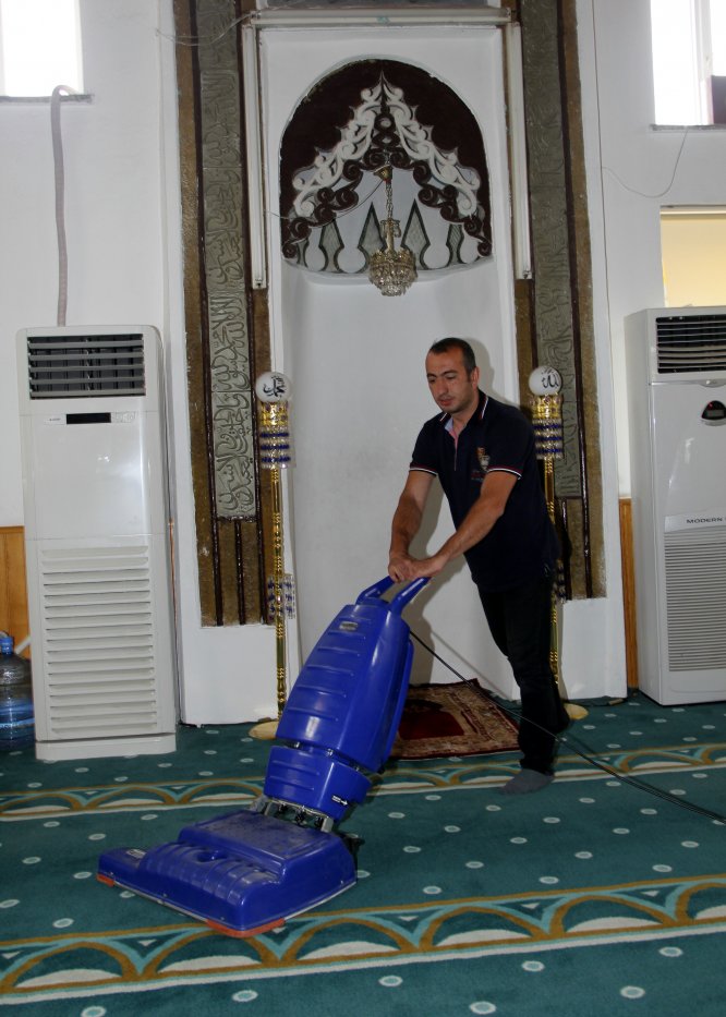 Camilerde Kurban Bayramı temizliği