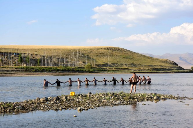 Murat Nehri'ne giren çocukların boğulması