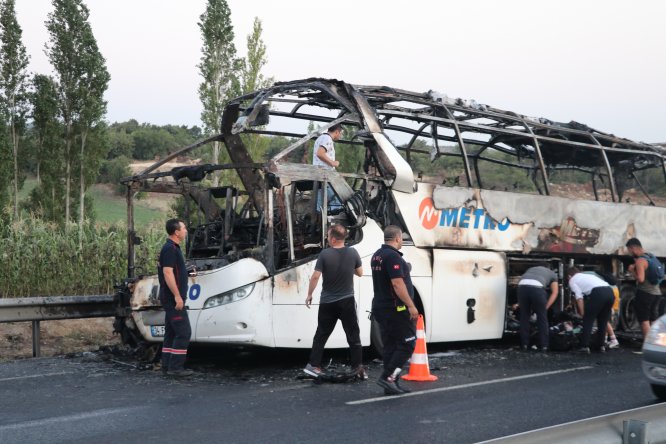 GÜNCELLEME - Seyir halindeki yolcu otobüsü yandı