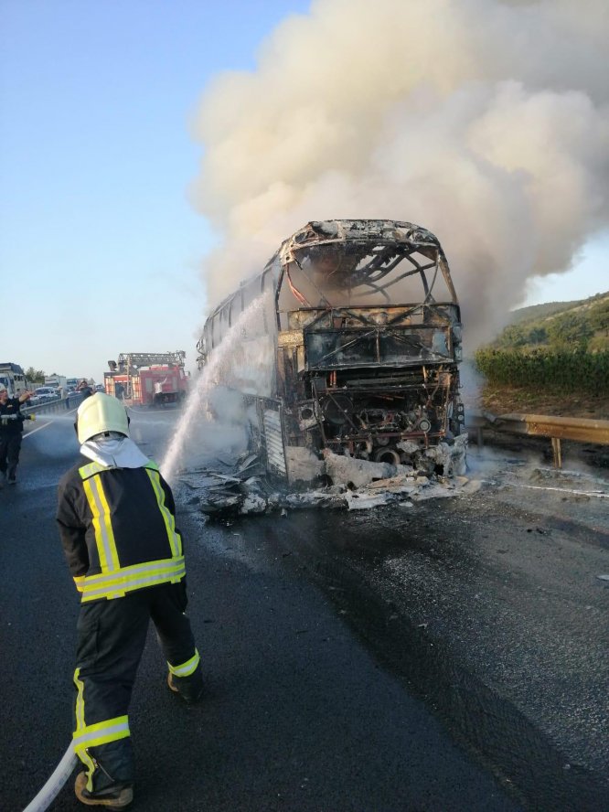 Seyir halindeki yolcu otobüsü yandı