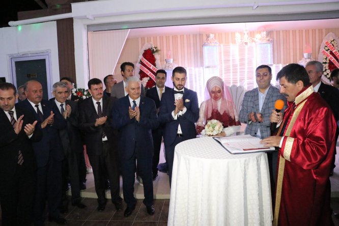 Nikah şahitliği yapan Binali Yıldırım'dan espirili tavsiyeler
