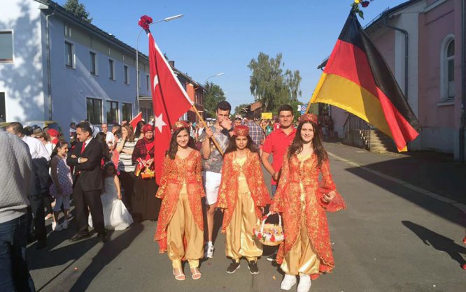 Almanya'daki 175 yıllık festivale Türkler renk kattı