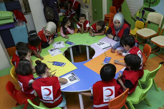 Türk Kızılay bayram öncesinde çocukları sevindirdi