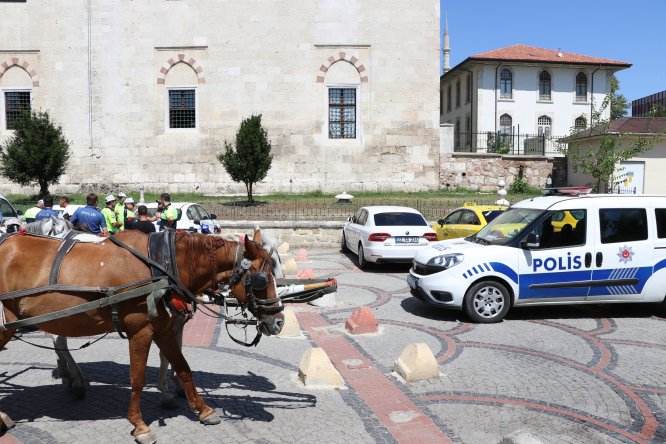 Edirne'de izinsiz alanda bekleme yapan faytonculara ceza