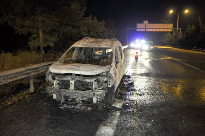 Adana'da park halindeki hafif ticari araç yandı