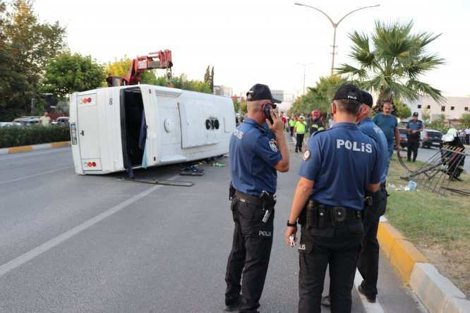 Denizli'de servis midibüsü ile otomobil çarpıştı: 14 yaralı