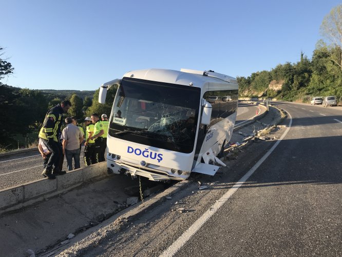Lastiği patlayan midibüs refüje düştü: 1 yaralı