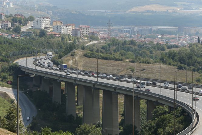 Anadolu Otoyolu'nda araç yoğunluğu