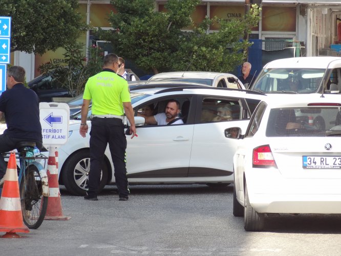 Çanakkale iskelelerinde tatilci yoğunluğu başladı