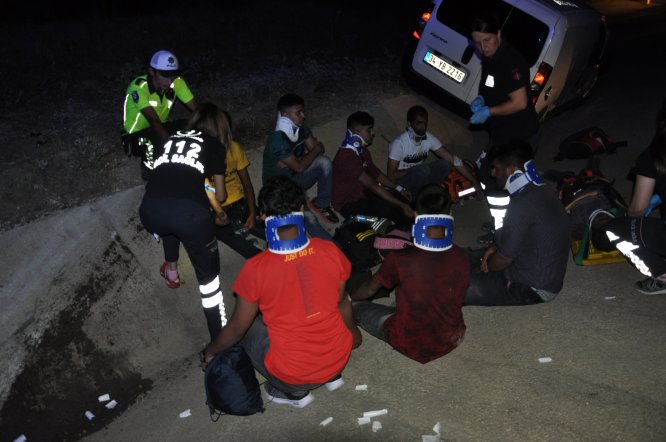 Edirne'de göçmenleri taşıyan araç kaza yaptı: 10 yaralı