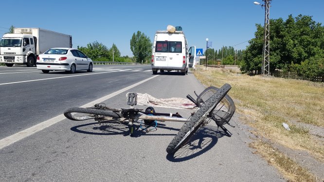 Erzincan'da minibüsün çarptığı bisikletli öldü